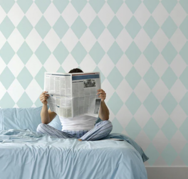 Kamar remaja dengan sentuhan pola tile pada dinding yang menghadirkan kesan Eropa yang klasik